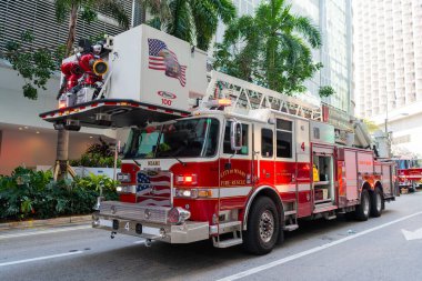 Miami, Florida, ABD - 01 Aralık 2024: Haz mat İtfaiye Aracı. İtfaiye aracı. Miami 'de itfaiye. Dışarıda büyük bir itfaiye aracı var. İtfaiye aracı, köşe manzaralı. Kentsel itfaiye.