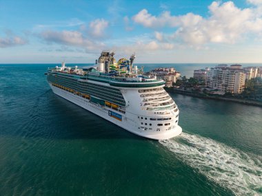 Miami, Florida, ABD - 3 Şubat 2025: Deniz yolculuğunun bağımsızlığı. Yaz tatilinde gemi turu. Uluslararası Kraliyet Karayipleri. Gemi turu ve deniz seyahati. Gemi port 'tan ayrılıyor.
