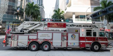 Miami, Florida, ABD - 01 Aralık 2024: İtfaiye aracı. Miami 'de itfaiye. Dışarıda büyük bir itfaiye aracı var. İtfaiye aracı, yan görüş. Tehlikeli madde ekibi. Özel itfaiye aracı..