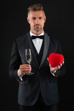 Sevgililer günün kutlu olsun. Sevgi dolu bir adam siyahta izole edilmiş. Romantik hediyelere bayılırım. Smokinli ve şampanyalı zengin bir adam. Sevgililer günü indirimi. Zengin adam sevgililer gününü kutluyor. Yürekli bir adam. Nişan Günü.