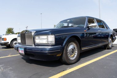 Chicago, Illinois, ABD - 08 Eylül 2024 Rolls Royce Silver Spur aracı, köşe manzaralı. Retro klasik araba. Rolls Royce Silver Spur arabası. Rolls Royce Silver Mahmuzu Chicago 'da.