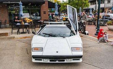 Chicago, Illinois - 29 Eylül 2024: Lamborghini Countach beyaz rengi. Lamborghini Countach sokağa park etmiş. Köşeden bak. Chicago 'da lüks Lamborghini Countach