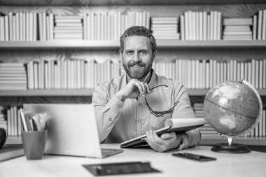 Öğretmenler gününde sınıfta öğretmenlik ve eğitim..