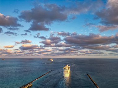 Gemi turu ve deniz seyahati. Lüks yolcu gemisi yolculuğunun havadan görünüşü. Gemi Miami sahil limanından ayrılıyor. Miami turu. Gemi seyahati. Yaz tatilindeki deniz yolculuğunun havadan görünüşü. Seyahat acentası.