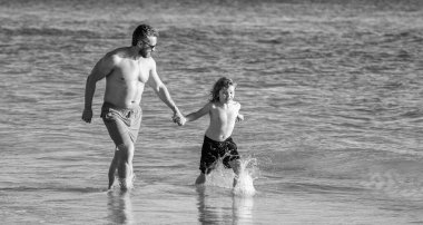 Baba oğul, yaz tatilinin tadını çıkarıyor. Baba ve oğul arasında denizde geçen özel anlar. Baba oğul maceraları. Baba ve oğul deniz sahilinde koşuyor. Baba ve çocukla iyi vakit geçirmek..