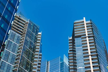 Gökdelenin şehir mimarisi. Şehir manzaralı bir şehir. Gökdelen şehir manzarası. Şehir merkezindeki modern şehir. İş şehri. İş bölgesindeki gökdelen binasının manzarası. İş merkezi.