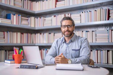 Dijital sınıf. Sınıfta öğretmenin online eğitimi. Öğretmenler günü. Öğretmen çevrimiçi eğitim sunuyor. Online okul eğitimi. Estonya 'da dersteydim. Dijital müfredat.