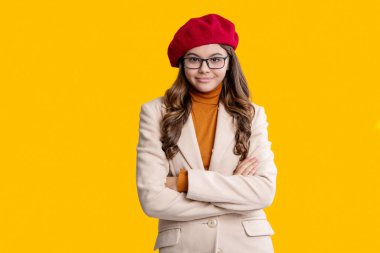 Sonbahar moda kızı. Moda ve şık bir genç kız. Gençler için sonbahar moda tarzı. Sonbahar tarzının modaya uygun portresi. Sonbahar montlu kız sarıda soyutlanmış. Genç kız ceket giyiyor. Lüks minimalizm.