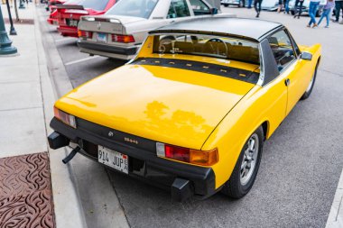 Chicago, Illinois - 29 Eylül 2024: klasik Porsche 9146 sarı renk. Sokağa park edilmiş klasik Porsche 914. Arkadan bak. Retro Porsche 914 Coupe Chicago 'da