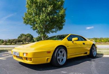 Chicago, Illinois, ABD - 08 Eylül 2024: Lotus Esprit S4S modeli 1995 retro sportscar, köşe manzaralı. Retro sarı araba. Lotus Esprit S4S aracı Chicago 'da Lotus