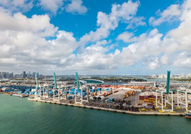 Miami, Florida - 12 Şubat 2025: kargo konteynırlı hava Miami limanı. Deniz nakliye lojistiği. Miami Limanı. Miami 'deki kargo konteynırı, hava manzaralı. Nakliye konteynırı, denizcilik.