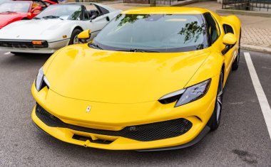 Chicago, Illinois - 29 Eylül 2024: Ferrari 296 GTS veya GTB sarı renk. Ferrari 296 GTS ya da GTB caddeye park etmiş. Köşeden bak. Lüks Ferrari 296 GTS veya Chicago 'da GTB