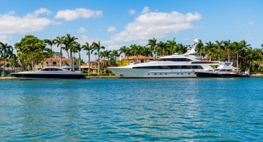 Lüks yerleşim bölgesinde bir yat. Rıhtımda teknesi olan bir daire. Rıhtım manzaralı bir ev. Yaz tatili. Lüks liman otel binası. Yaz tatili. Tekne gezisi.