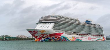 Miami, Florida, ABD - 07 Kasım 2024: NCLH Gemisi. Norveç Joy yolcu gemisi yolculuğu. Yaz tatilinde gemi turu. Norveçli gemi şirketi. Gemi turu ve deniz yolculuğu..