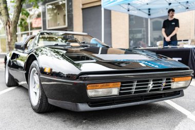 Chicago, Illinois - 29 Eylül 2024: Klasik Ferrari 328 GTS siyah rengi. Klasik Ferrari 328 GTS sokağa park edilmiş. Ön manzara. Retro Ferrari 328 GTS Chicago 'da
