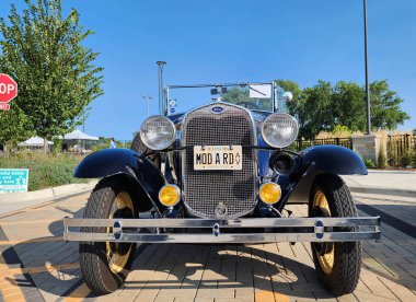 Park Ridge, Illinois, ABD - 21 Ağustos 2024: Ford 1927 üstü açık, roadster retro araba. Üstü açılabilen Ford A. Ford 'un klasik arabası. Otomobil fuarında park edilmiş Retro araba, ön manzara..