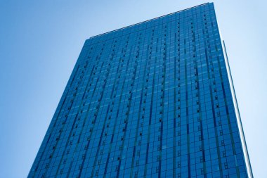 Mimari inşaat sektörü. Cam gökdelen. Şehir mimarisi. Ofis binasının mimarisi. Perspektif gökdeleni. Kule mimarisi. İş gökdelen binası.