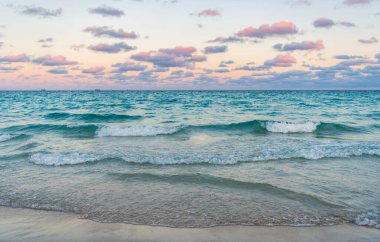 Yaz tatilinde gün batımı deniz manzarası. Deniz kıyısında gün doğumu. Denizde dramatik gündoğumu ufku. Günbatımı deniz manzarasında romantik bir yaz tatili. Okyanusta gün batımı. Huzur ufku.