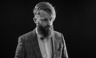 Resmi takım elbiseli sakallı adamın zarafeti. Siyah takım elbiseli smokinli adam izole edilmiş. Erkek giyim smokinli kızıl saçlı adam. Erkekler şık erkek kıyafetleri giyer. Uzayı kopyala Zarif bir smokin..