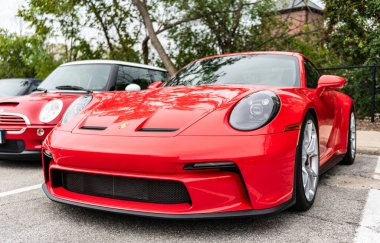 Chicago, Illinois - 29 Eylül 2024: 2023 Porsche 911 GT3 Touring kırmızı rengi. Porsche 911 GT3 turu sokağa park edilmiş. Köşeden bak. Porsche 911 GT3 Chicago turu