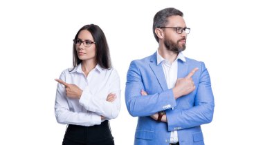 Başarılı iş adamları. İş arkadaşları beyazları izole ediyor. Resmi takım elbiseli iki iş adamı. Hırslı iş adamları destek veriyor. Profesyonel iş lideri ve menajeri. işaret parmağı.