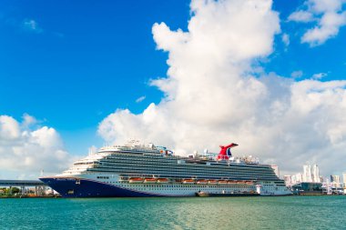 Miami, Florida, ABD - 03 Kasım 2024: Gemi turu ve deniz yolculuğu. Miami sahil limanında gemi. Karnaval Horizon yolcu gemisi yolculuğu. Yaz tatilinde gemi turu. Karnaval Gemi Gemisi.