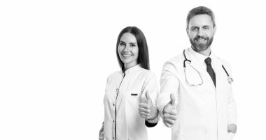 Tıbbi servis ilanı. Tıp hastanesinde iki hemşire ve doktor. Sağlık doktoru beyazı izole etti. İlaç ve sağlık sigortası. Doktor reklam öneriyor, başparmağınızı kaldırın. Refah Reklamları.