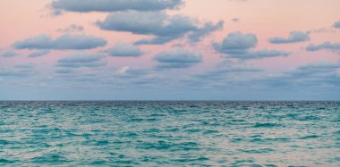 Deniz kıyısında gün doğumu. Denizde dramatik gündoğumu ufku. Günbatımı deniz manzarasında romantik bir yaz tatili. Okyanusta gün batımı. Yaz tatilinde gün batımı deniz manzarası. Huzur ufku.