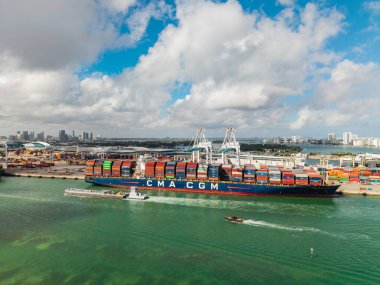 Miami, Florida - 12 Şubat 2025: nakliye konteynırı. Kargo konteynırlı Miami hava limanı. İhraç ve ithalat. Miami Limanı. Kargo gemisi Miami 'de konteynırla dolu, anten. Kargo portu.