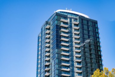 Perspektif gökdeleni. Konut mimarisi. İş gökdeleni binası. Mimari inşaat sektörü. Cam gökdelen. Şehir mimarisi. Ofis binasının mimarisi.