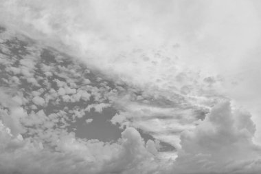 Gökyüzünde bulut. Bulutlu bir arka plan. Bulutlu kasvetli gökyüzü. Gökyüzü ve bulutlar. Bulutlu gökyüzü. Bulutlu gökyüzü arka planı. Bulutlu gökyüzü arkaplanı. Gündüz.