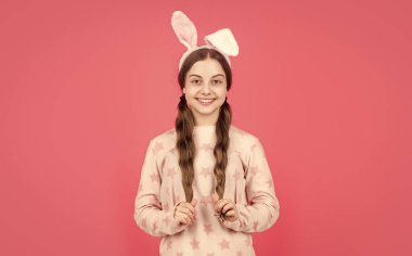 Tavşan kulaklı, pijamalı mutlu Paskalya çocuğu..