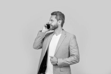 Neşeli iş adamı stüdyoda telefonda konuşuyor. İş adamı iletişim telefonundan konuşuyor. İş adamlarının telefon konuşmaları var. İletişim konsepti. İş adamı telefonda konuşuyor.