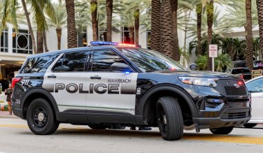 Miami, Florida, ABD - 18 Kasım 2024: Miami 'de polis arabası Ford Interceptor, yan görüş. Ford Interceptor. Polis arabası yolda. Acil 911 servisi. 911 acil durum aracı..
