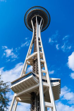 Seattle, Washington, ABD - 26 Temmuz 2024: Modern Seattle mimari simgesi. Uzay iğnesinin mimarisi. Seattle ve Space Needle kulesi. Gökyüzü kadar yüksek mimari simgesi. Seattle dönüm noktası.