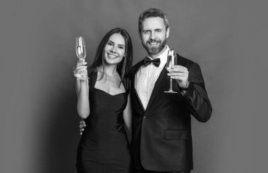 Sevgililer Günü. Yıldönümünü kutlayalım. Aşık çift nişanı kutluyor. Zarif çift kırmızıda izole edilmiş şampanya içer. Resmi olarak bir çift. Romantik randevu kutlamaları.