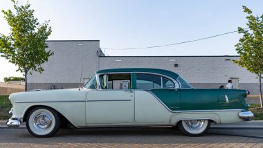 Park Ridge, Illinois, ABD - 22 Ağustos 2024: Oldsmobile 88 açık hava. Otomobil fuarında park edilmiş Retro araba, yan görüş. Oldsmobile 88 retro araba. Oldsmobile 88 'in klasik arabası..
