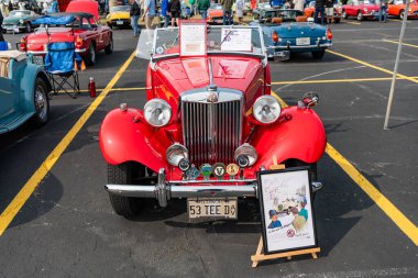 Chicago, Illinois, ABD - 08 Eylül 2024: MG TD 1953 spor yarış arabası üstü açılır araç, ön görüş. Retro spor araba. Üstü açık MG TD araba. Chicago 'da MG TD kırmızısı