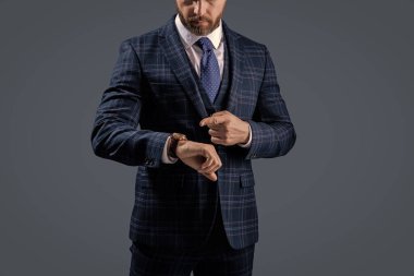 Dakik adam gri zamanı kontrol ediyor. İş için son gün. İş hayatına geç kalan bir iş adamı. Zaman yönetimi. Dakik adam vardiya saatini geç kontrol ediyor. Nöbetçi bir iş adamı. Klasik Aksesuar.