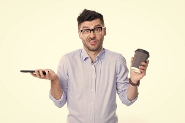 Telefonda konuştuktan sonra iş adamı. Telefon var. İletişim kurmak için telefonu kullanan bir adam. İletişim. İş adamı kahve molasında telefonu tutar. Patron akıllı telefon kullanıyor. İş görüşmesi. Cevapsız arama.