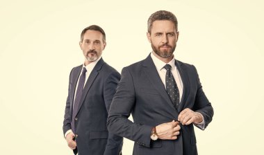 İş ekibi çalışması ve işbirliği. Ortaklık kavramı. Ortak takımı. Başarılı ortaklık. Takım başarısı. İş ortağı beyazla izole edilmiş. Takım elbiseli iki iş adamı. İş stratejisi.