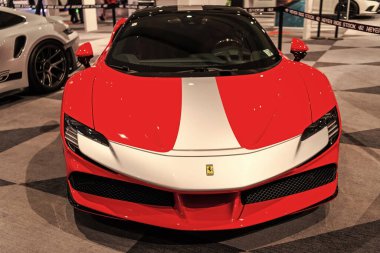 New York City, ABD - 27 Mart 2024: Ferrari SF90 Stradale kırmızı araba New York Uluslararası Otomobil Fuarı, ön manzara.