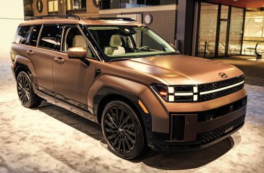 New York City, ABD - 28 Mart 2024: Hyundai Santa Fe SUV mat araba New York Uluslararası Otomobil Fuarı, köşe manzara.