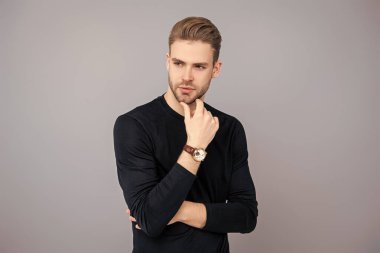 Lüks kol saati olan adamlar. Millennial yakışıklı adam kol saatini gösteriyor. Erkekler için moda aksesuarı. Erkek moda aksesuarı. Eli kollu bir adam. Kol saatini gösteren bir adam. Zaman dakikliği. Zarafet.