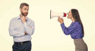 Dikkat, lütfen. Hoparlörlü iş adamları iş anonsu yapıyor. Yeni bir iş duyurusu. Beyazların izole edilmiş bir şekilde yöneticiye bağıran tatminsiz patron. İş adamları bir sorun duyurdu.