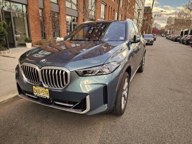 New York City, ABD - 18 Mart 2024: BMW X5 lüks araba açık hava manzaralı.