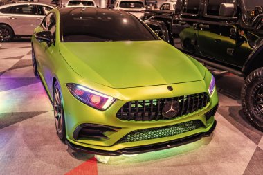 New York City, ABD - 27 Mart 2024: Mercedes Benz CLS yeşil araba New York Uluslararası Otomobil Fuarı, açı görünümü.