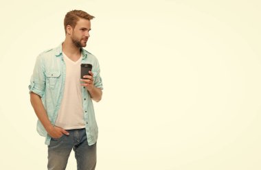 Millennial Man 'in beyaz kahve fincanı var. Sabah kahvesi vakti. Yaşam tarzı konsepti. Espresso içiyorum. Çay içen adam. Sıcak bir sabah. Evde kahve molası. Pankart reklamı.