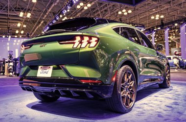 New York City, ABD - 27 Mart 2024 Ford Mustang Mach-E GT elektrikli otomobil New York Uluslararası Otomobil Fuarı 'nda, nadir görülen manzara.