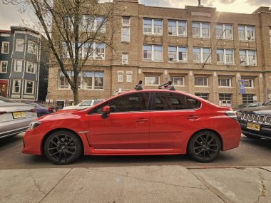 New York City, ABD - 20 Mart 2024: 2018 Subaru WRX spor arabası, yan görüş.